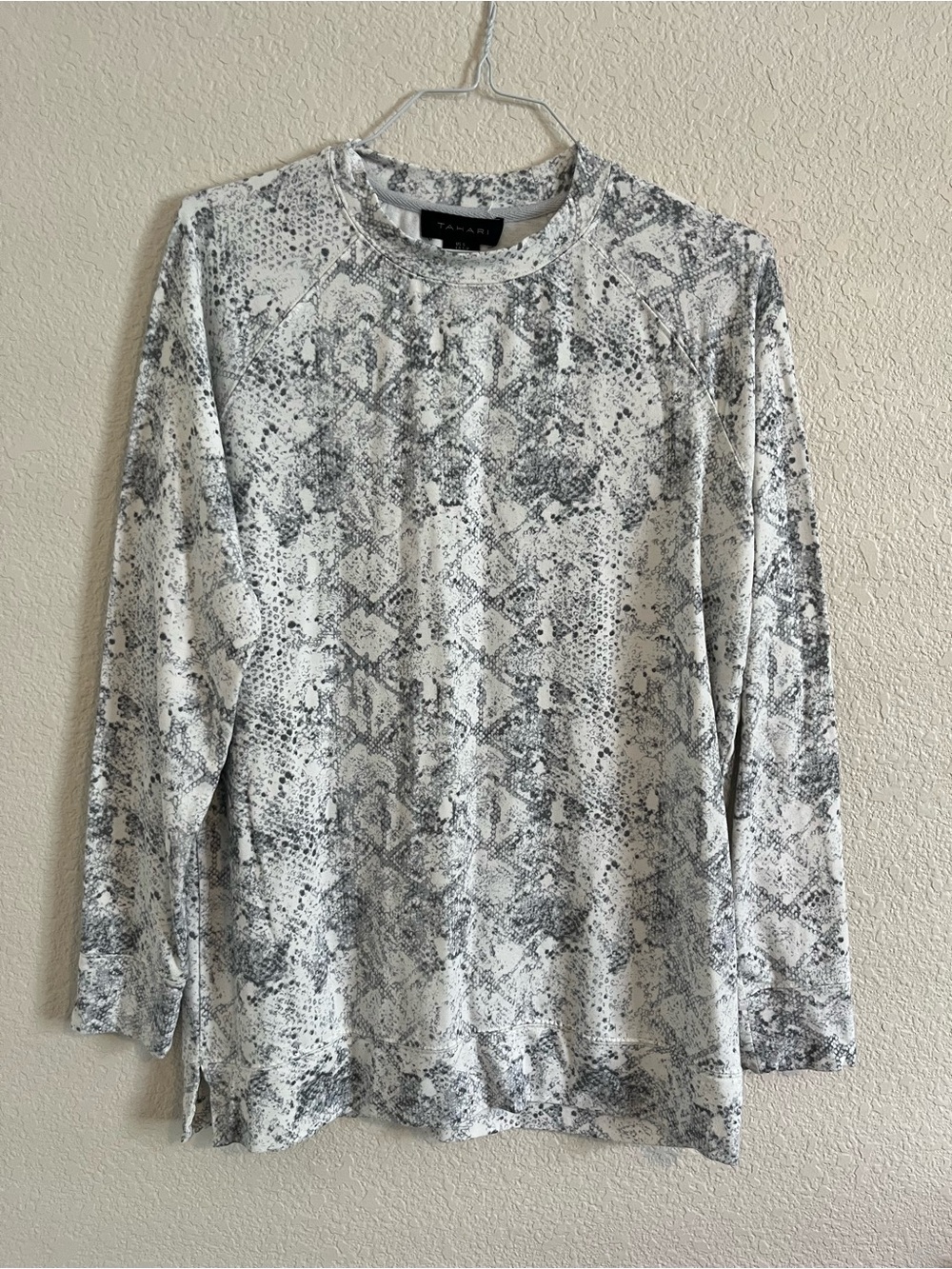 Tahari White Snakeskin Printed Pullover Sweater Crewneck Sweatshirt Top